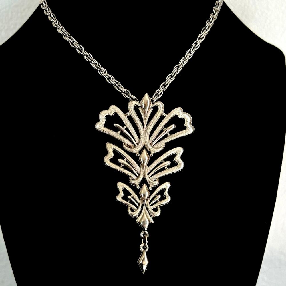 Vintage Lisner Silver Tone Ornate Statement Marked Pendant 18 inch Necklace